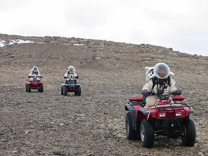 Posádka EVA řídí ATV napříč planinou Von Braun Planitia.