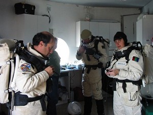 Členové posádky EVA se radí o své cestě.