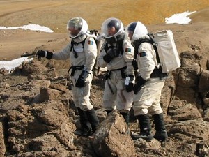 Posádka EVA podniká výzkumnou výpravu do kráteru Haughton na Devonském ostrovu.
