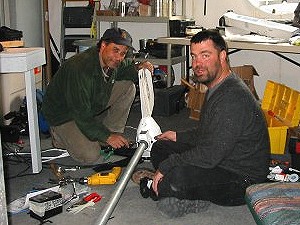 Robert a K.Mark pracují na větrné turbíně.