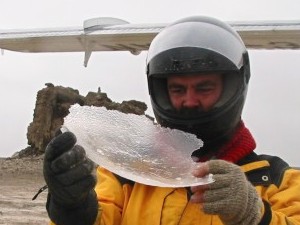 K. Mark s ledovým výčnělkem z Twin Otter.
