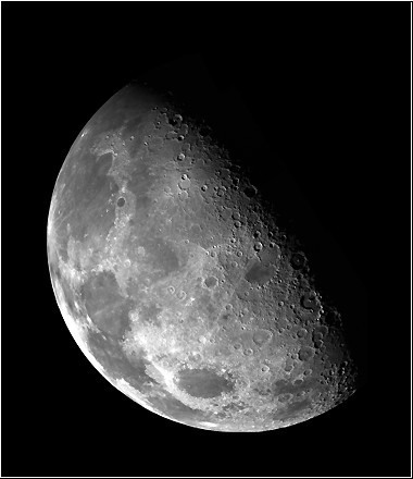 Měsíční úplněk těsně nad obzorem